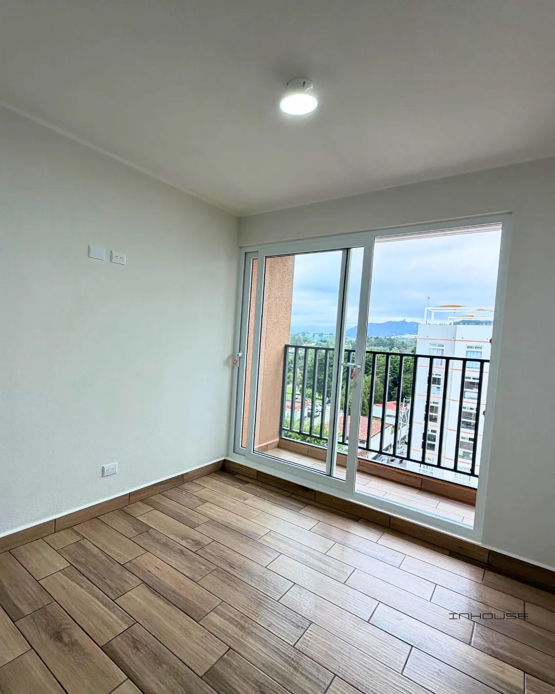 APARTAMENTO EN VENTA EN ZONA 16 CON BALCÓN EN NIVEL ALTO PARA ESTRENAR — Apartamento en Venta en Lares 16, Zona 16, Guatemala, Ciudad — foto 4 de 10