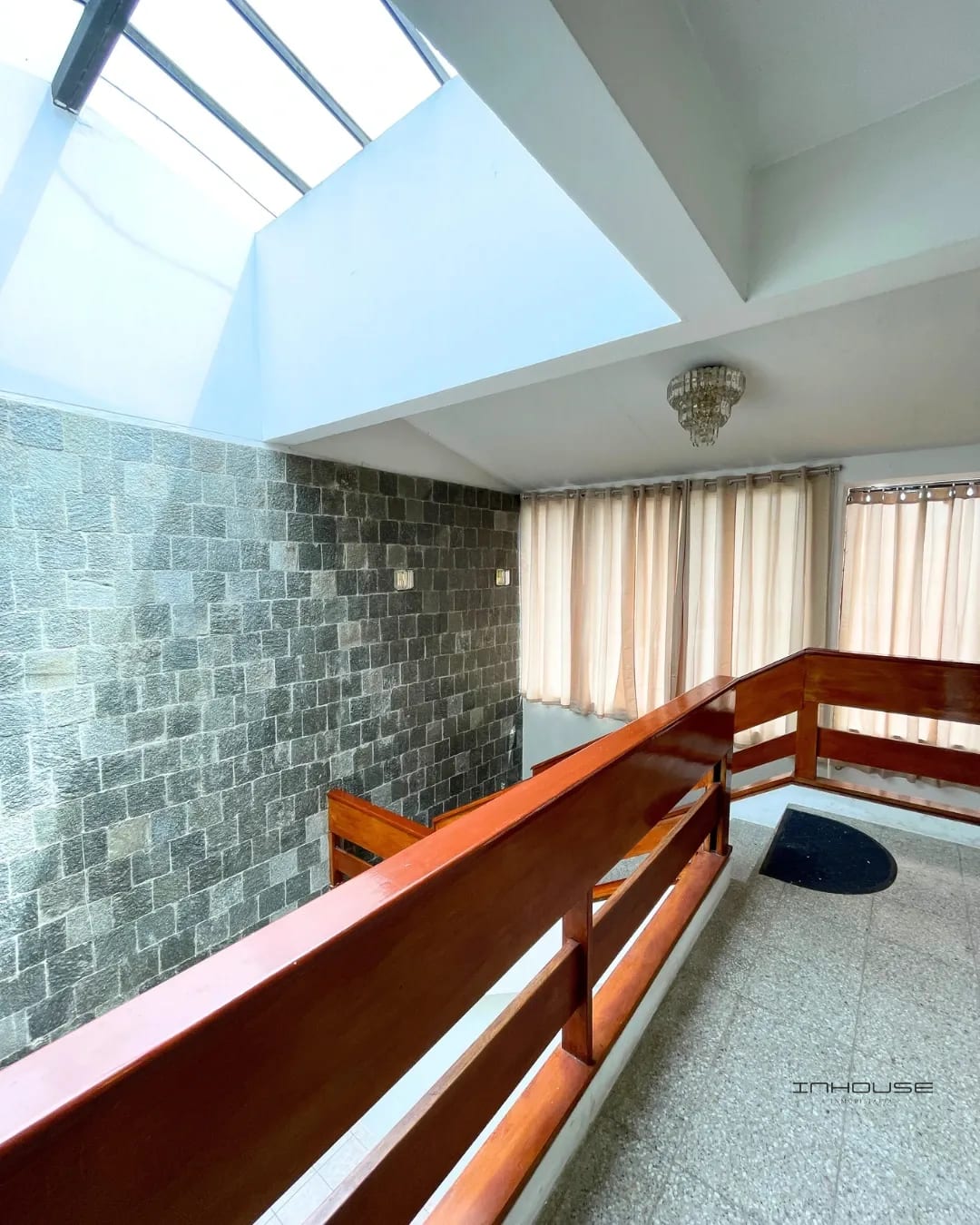 CASA EN VENTA EN ZONA 8 MIXCO, SAN CRISTOBAL DENTRO DE GARITA. — Casa en Venta en Pinares de San Cristobal, Zona 8 Mixco, Guatemala, Ciudad — foto 8 de 10