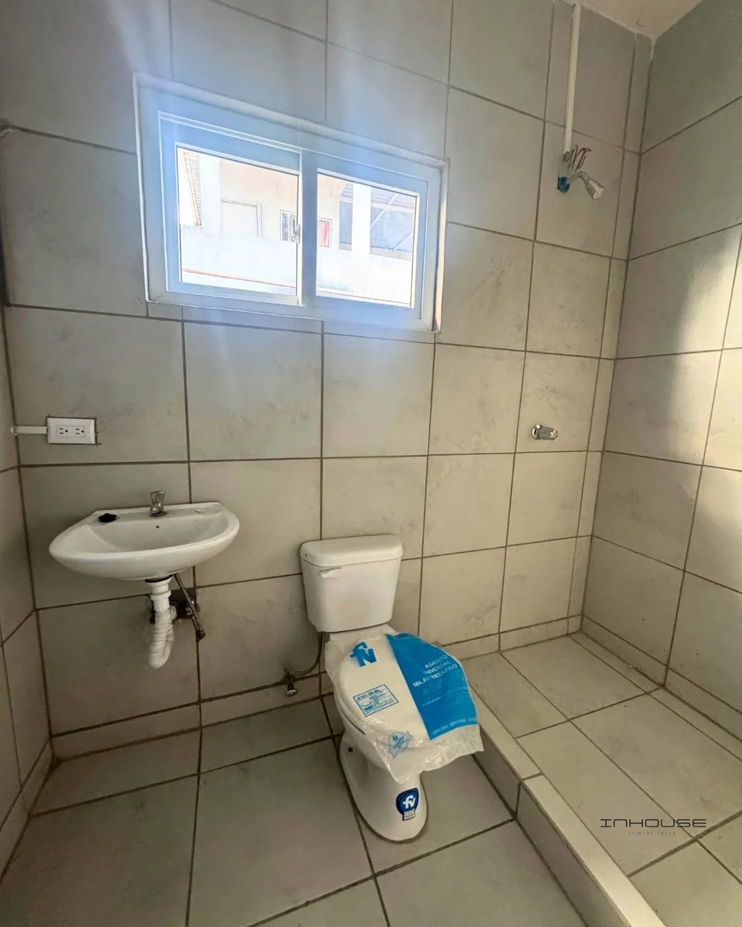 Casa en Venta en Zona 6 para Uso Comercial Frente a la Parada del Transmetro — Casa en Venta en Zona 6, Guatemala, Ciudad — foto 8 de 12
