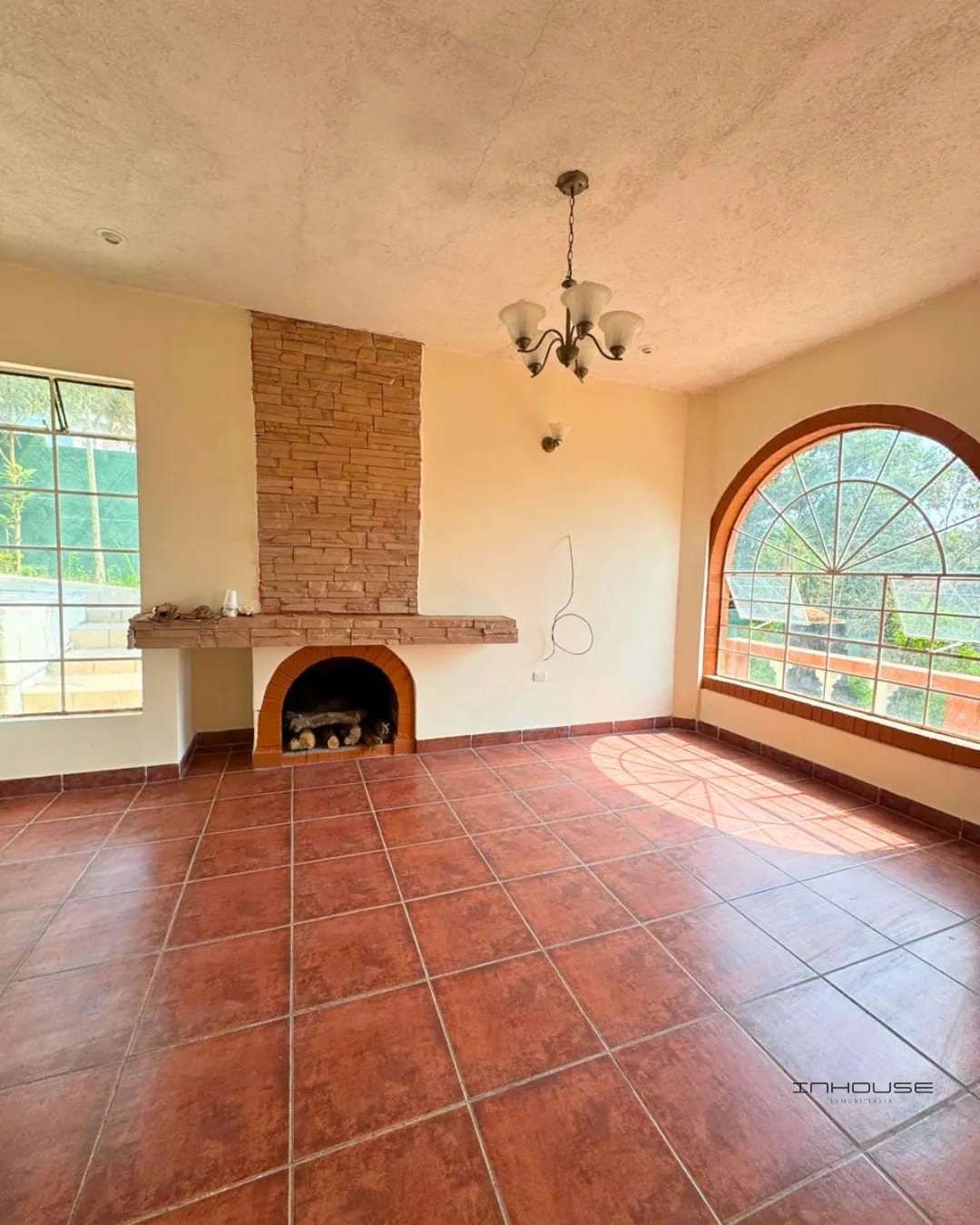 Casa en Renta Zona 16 Kanajuyú — Casa en Alquiler en Kanajuyú, Zona 16, Guatemala, Ciudad — foto 1 de 9
