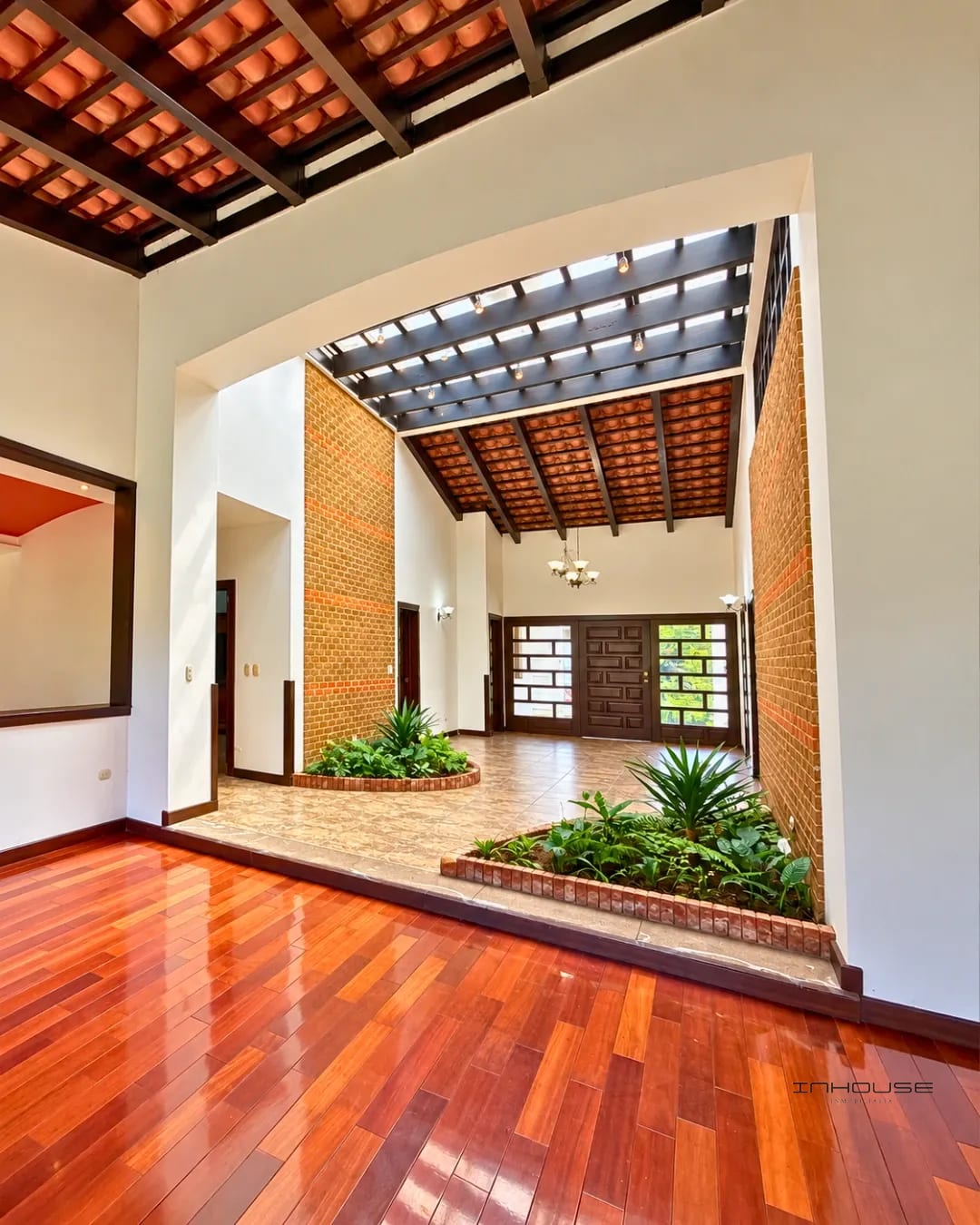 Casa en Renta de un Nivel en CAES KM 18 con Amplio Jardín — Casa en Alquiler en Carretera a El Salvador, Guatemala, Ciudad — foto 3 de 10