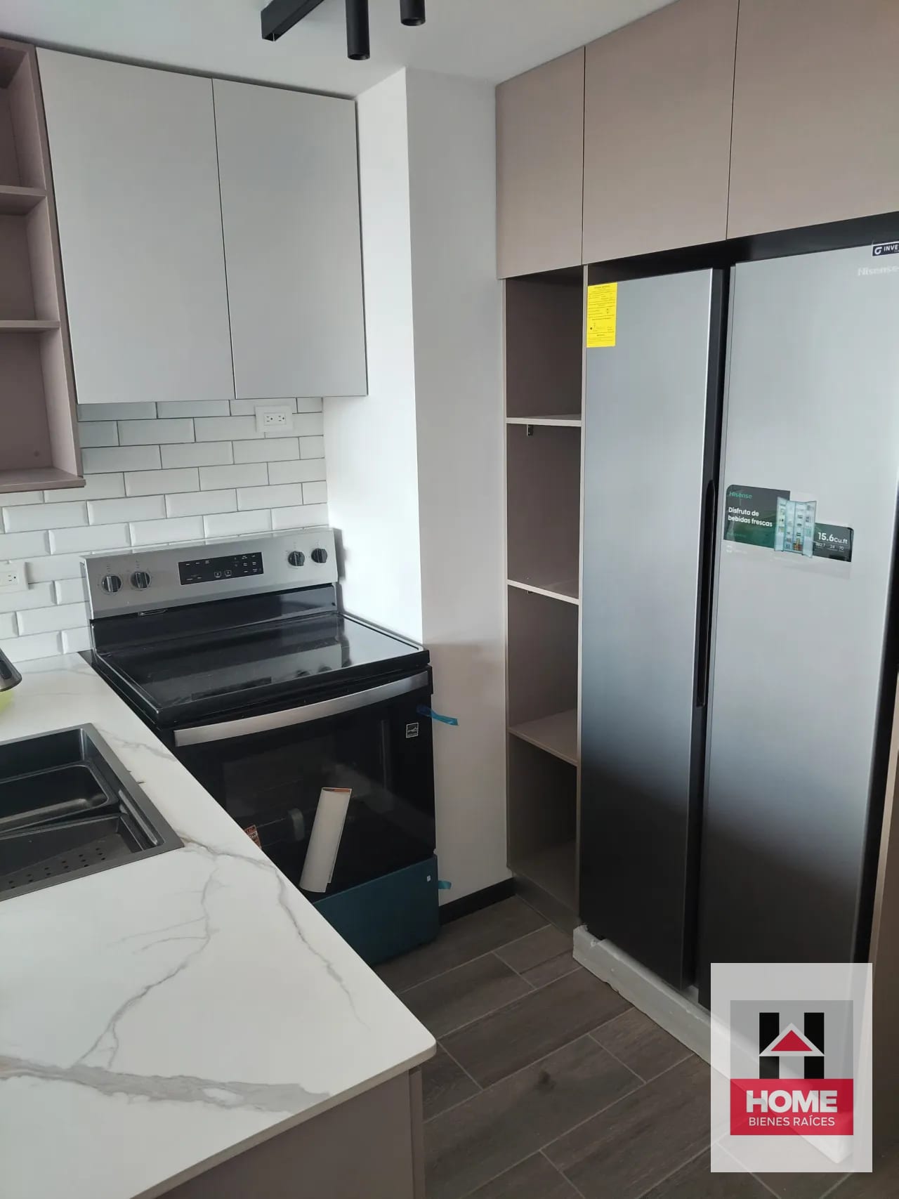 Apartamento Moderno de 2 Habitaciones Cercano a Oakland — Apartamento en Venta en Biko, Zona 10, Guatemala, Ciudad — foto 3 de 13