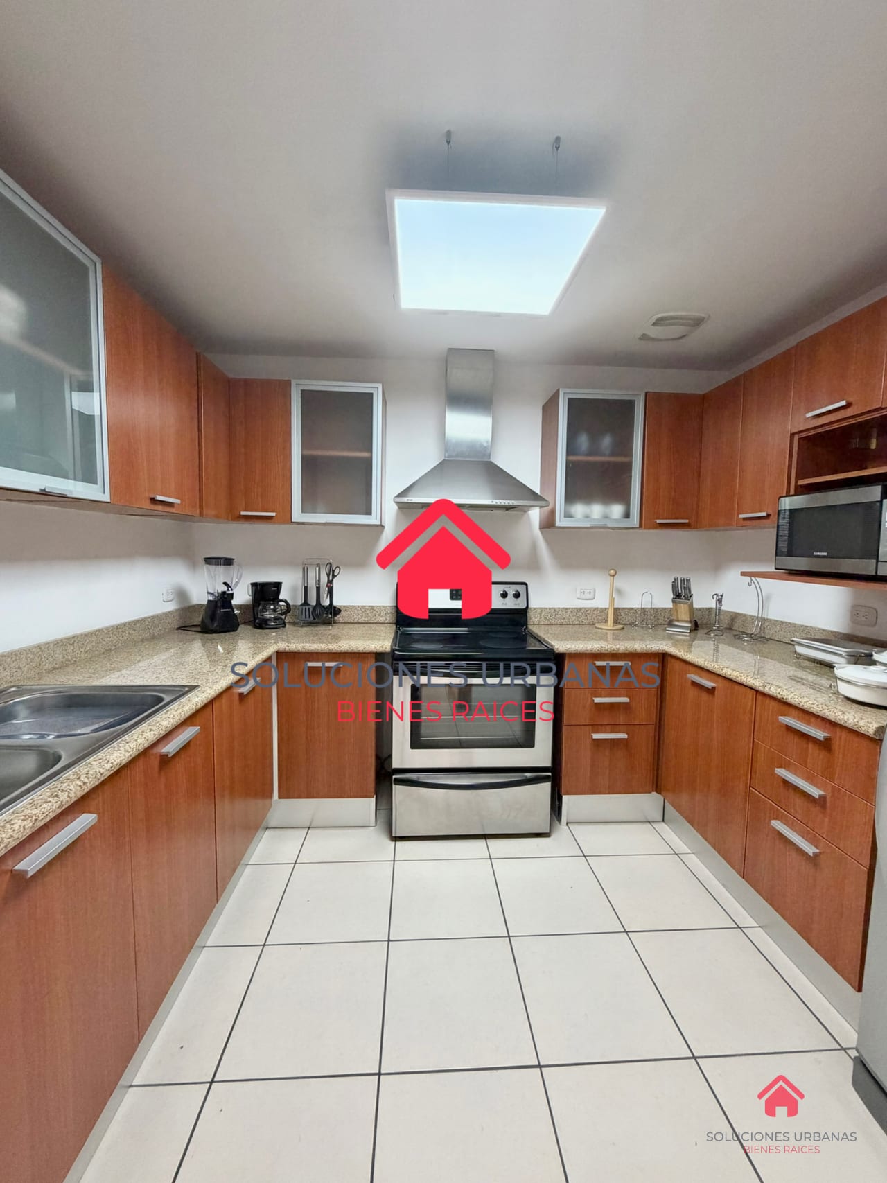 APARTAMENTO AMUEBLADO CON CUARTO DE SERVICIO — Apartamento en Alquiler en Jardines del Acueducto, Zona 10, Guatemala, Ciudad — foto 4 de 6