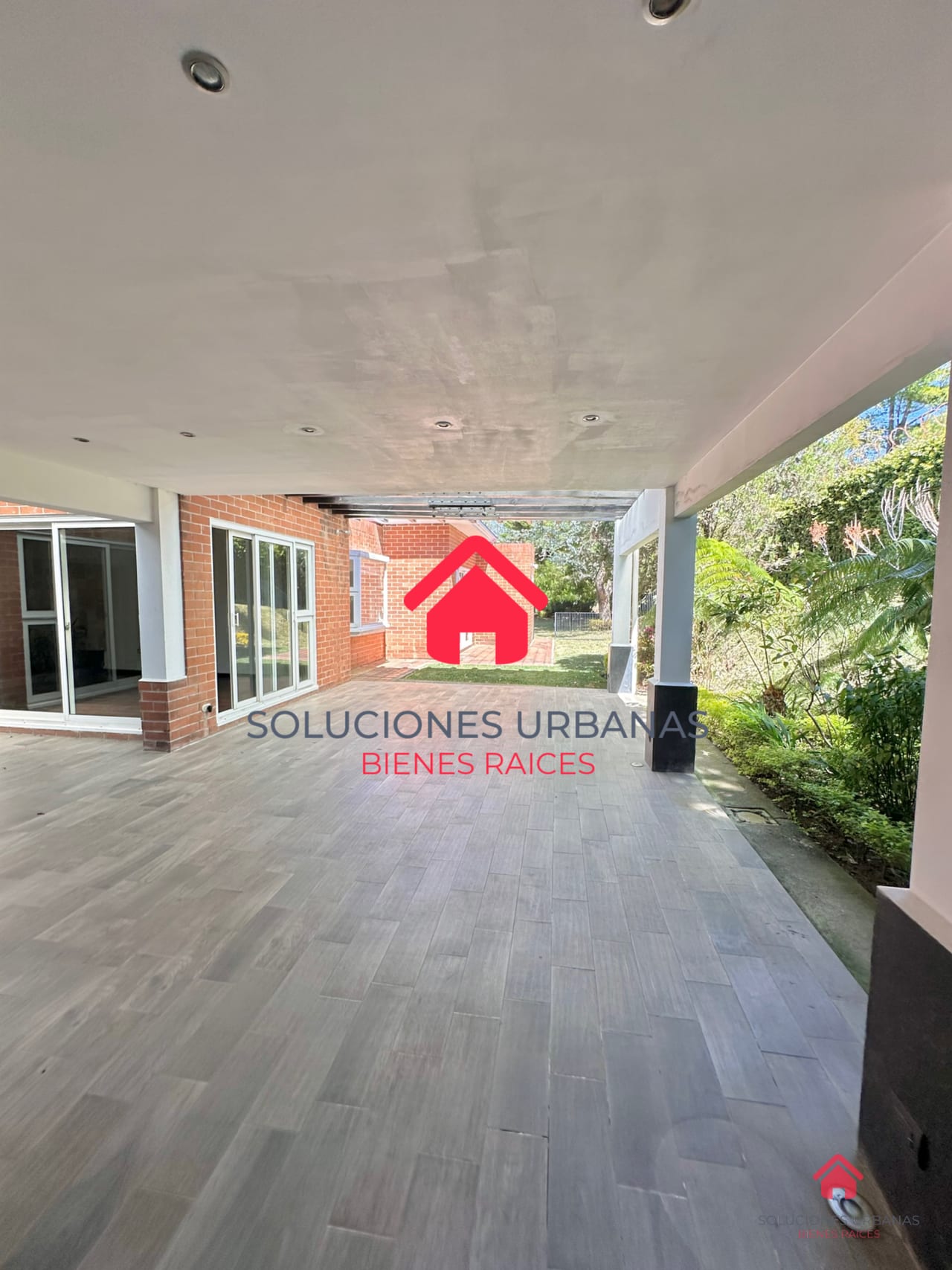 LINDISIMA CASA DE UN NIVEL COLINAS DE CASTEL carretera a Fraijanes . — Casa en Alquiler en Colinas de Castel, Carretera a El Salvador, Guatemala, Ciudad — foto 4 de 10