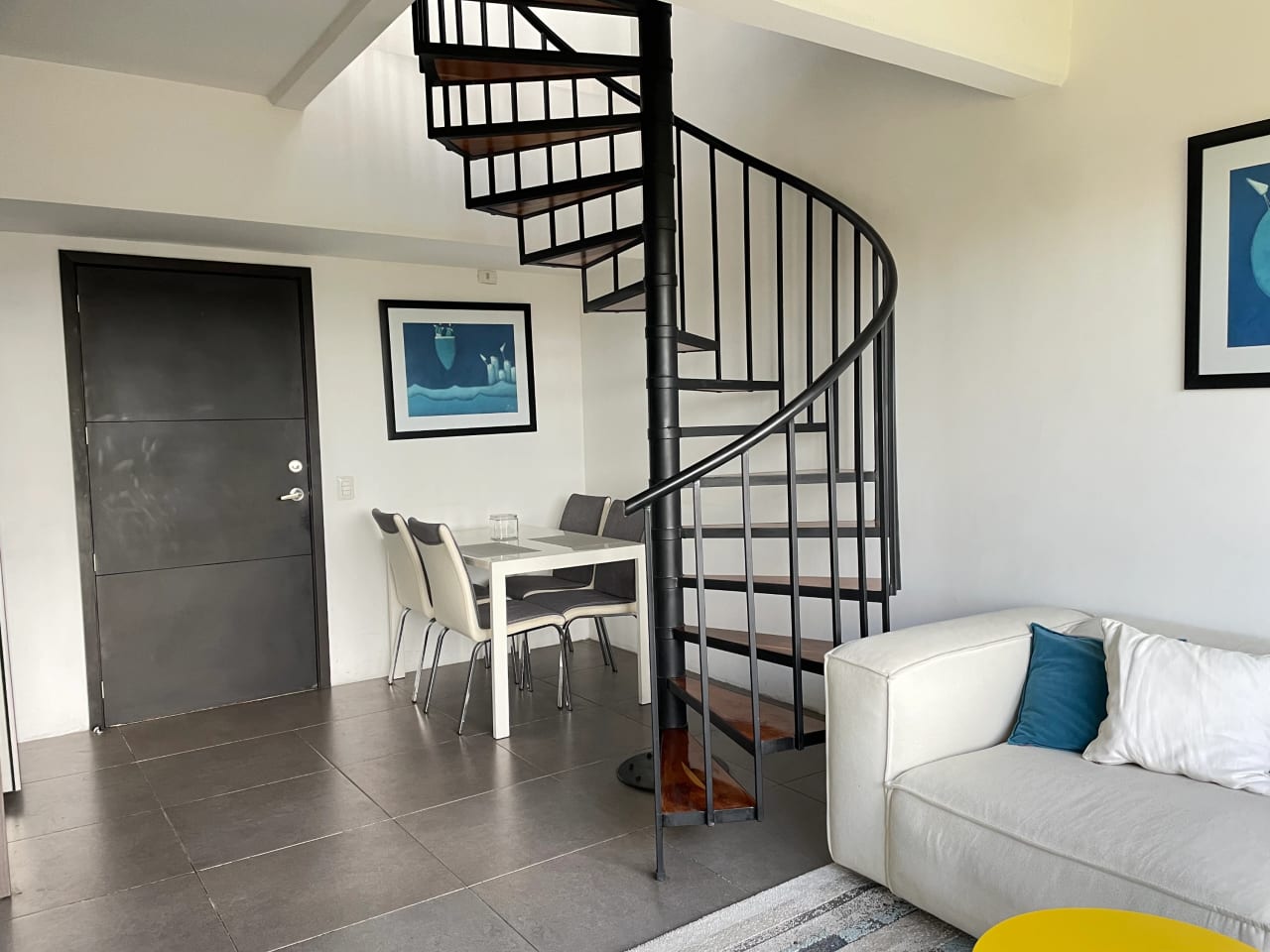 Lindo Loft Amueblado con Terraza en zona 10 — Apartamento en Alquiler en Ciudad Vieja, Zona 10, Guatemala, Ciudad — foto 3 de 14