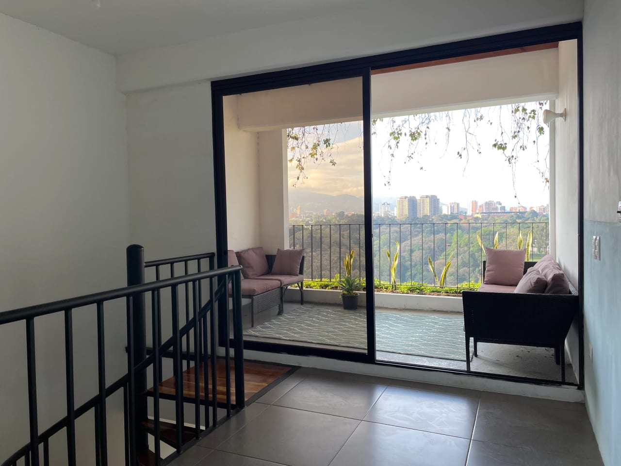 Lindo Loft Amueblado con Terraza en zona 10 — Apartamento en Alquiler en Ciudad Vieja, Zona 10, Guatemala, Ciudad — foto 10 de 14