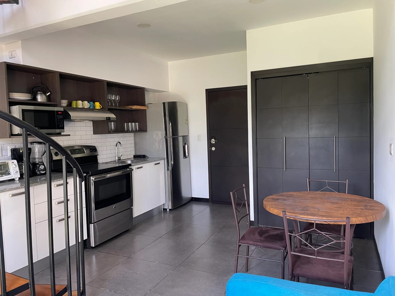 Lindo Apartamento Amueblado con Jardin — Apartamento en Alquiler en Ciudad Vieja, Zona 10, Guatemala, Ciudad — foto 5 de 14