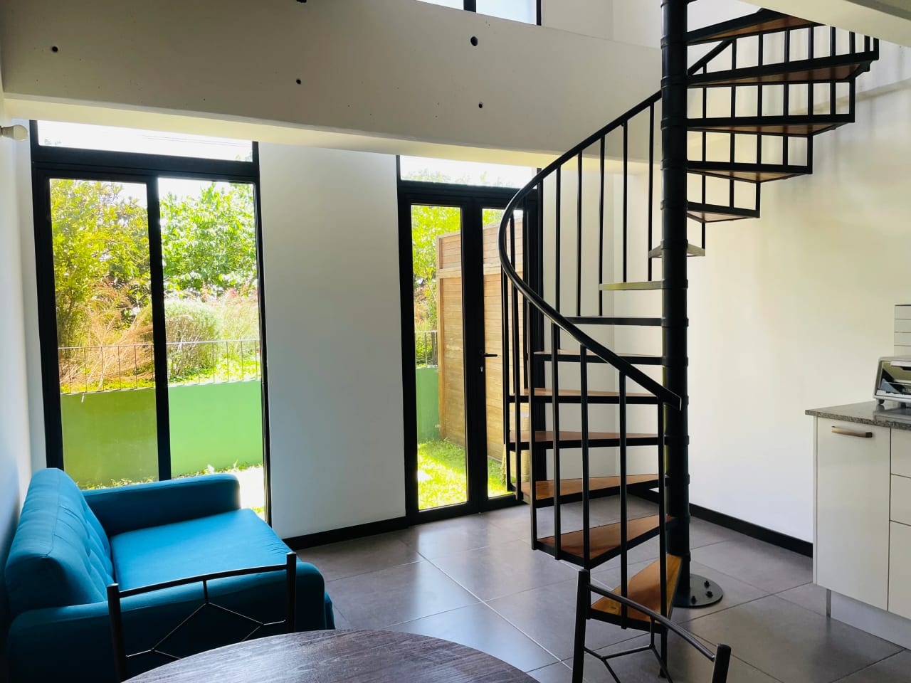 Apartamento de 1 Habitación con Jardín en zona 10 — Apartamento en Alquiler en Ciudad Vieja, Zona 10, Guatemala, Ciudad — foto 1 de 14