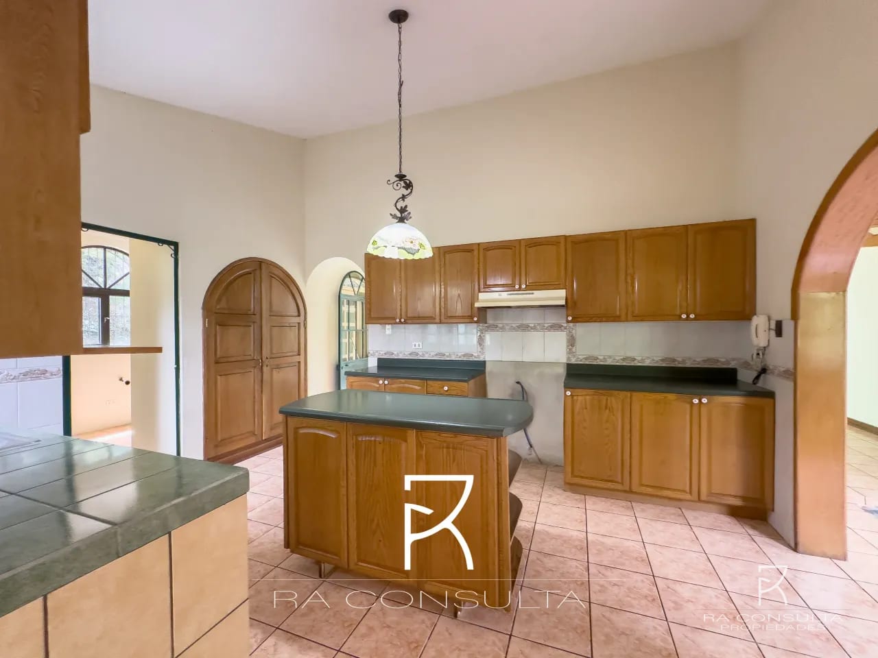Casa Grande en San Cristóbal con 2 Apartamentos — Casa en Venta en all, Guatemala, Ciudad — foto 4 de 10