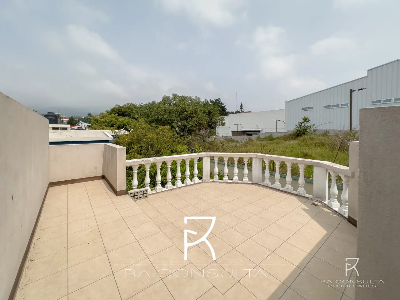 Casa Grande en San Cristóbal con 2 Apartamentos — Casa en Venta en all, Guatemala, Ciudad — foto 8 de 10