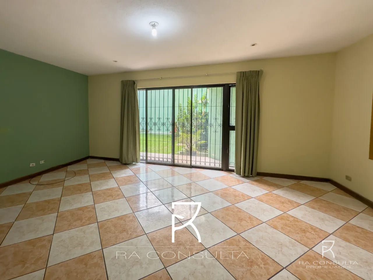 Casa Grande en San Cristóbal con 2 Apartamentos — Casa en Venta en all, Guatemala, Ciudad — foto 5 de 10