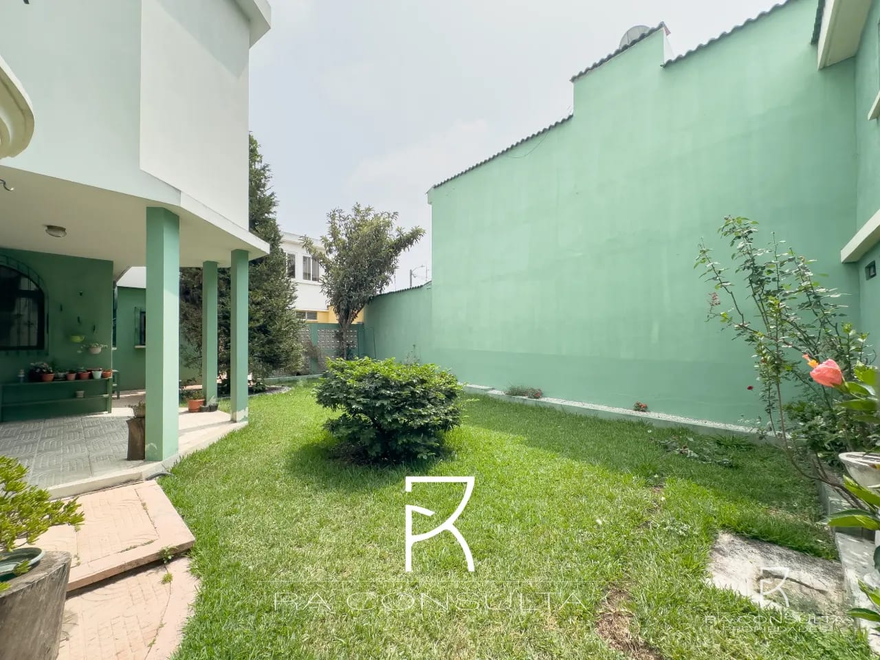 Casa Grande en San Cristóbal con 2 Apartamentos — Casa en Venta en all, Guatemala, Ciudad — foto 9 de 10