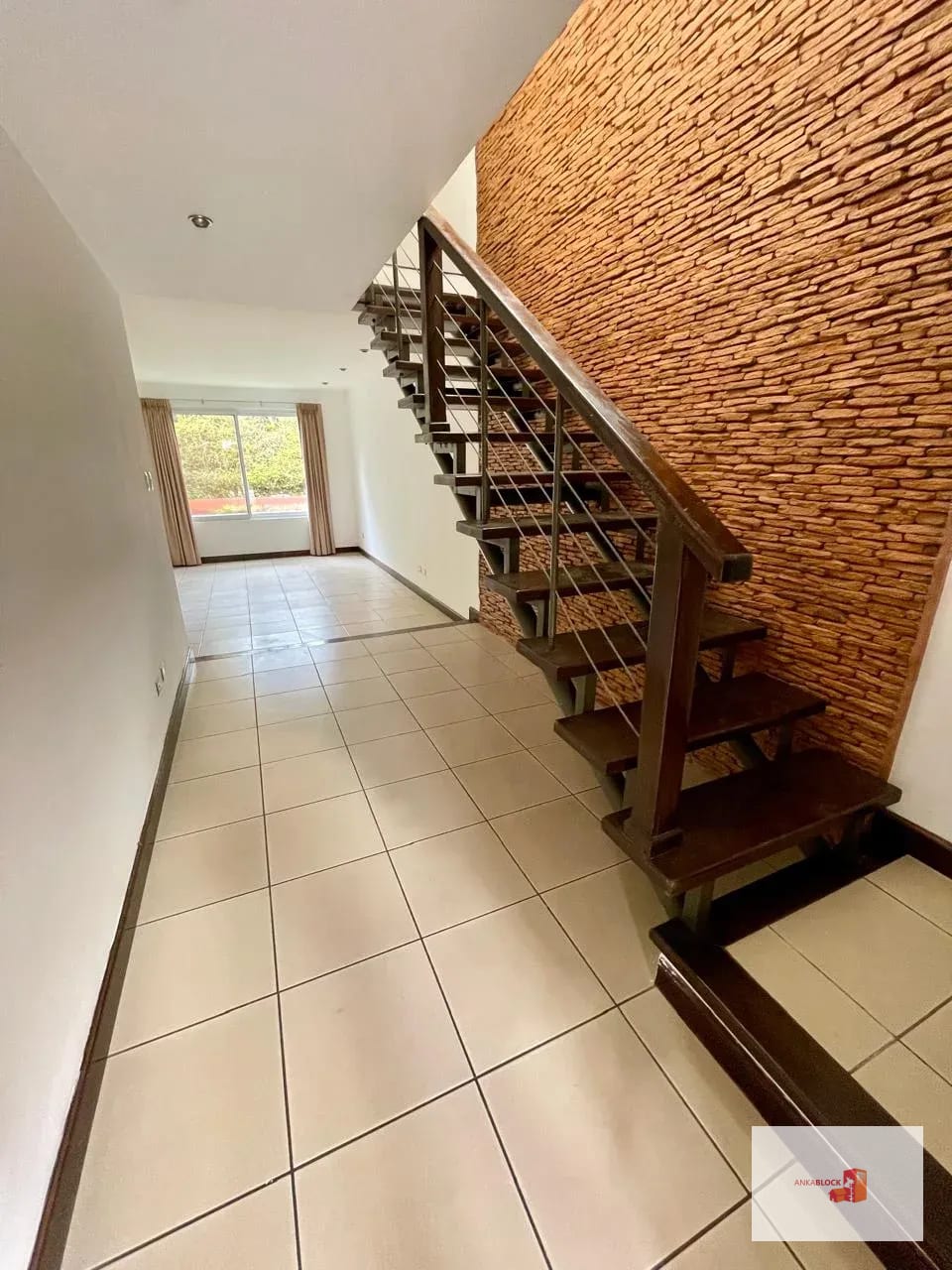 Casa de esquina con jardín - 4 Dormitorios - zona 16 — Casa en Venta en Ensenada de San Isidro, Zona 16, Guatemala, Ciudad — foto 4 de 14