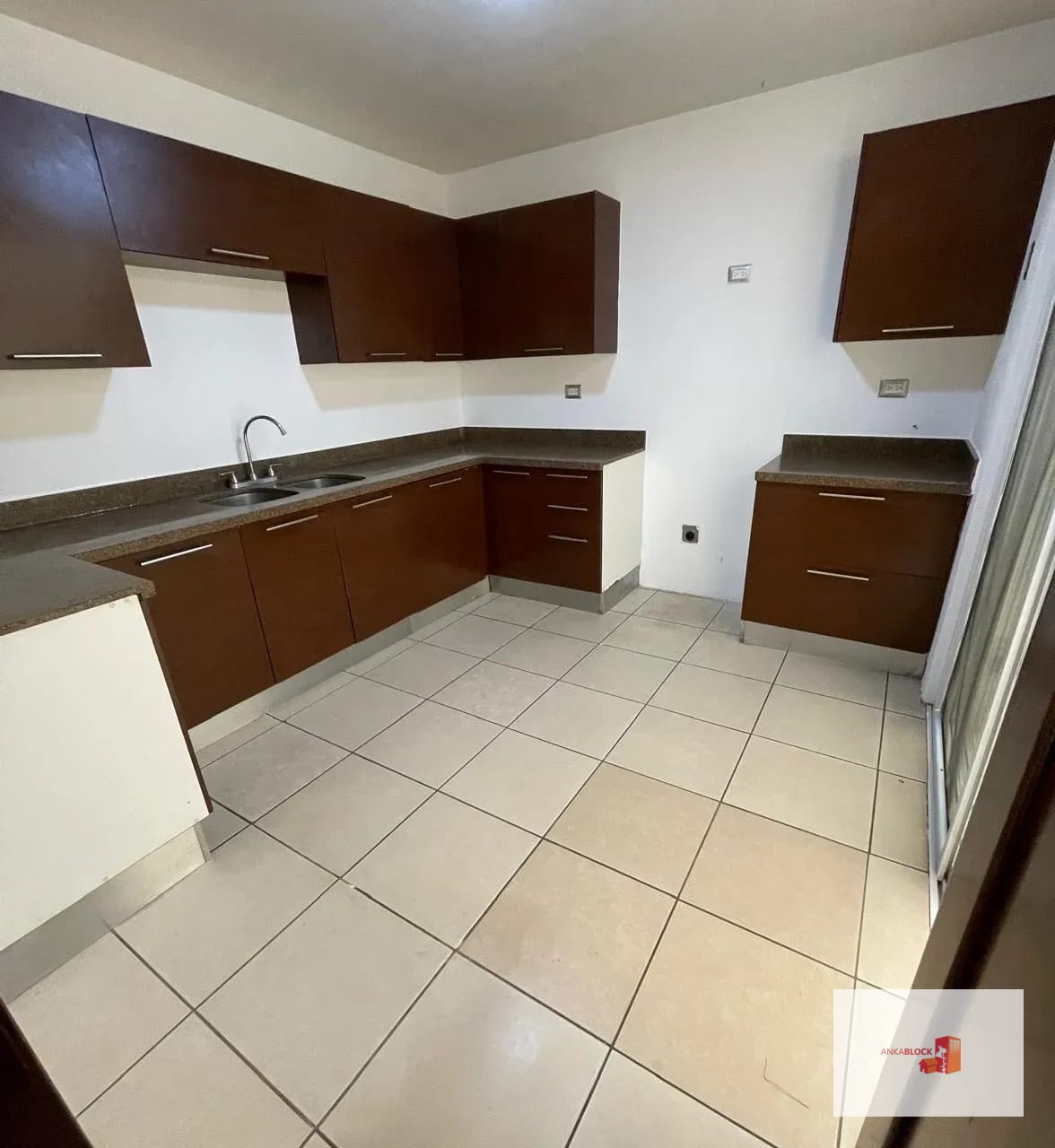 Casa de esquina con jardín - 4 Dormitorios - zona 16 — Casa en Venta en Ensenada de San Isidro, Zona 16, Guatemala, Ciudad — foto 8 de 14