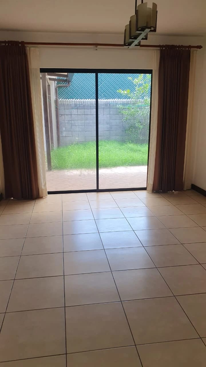 Casa en Venta Zona 16 en Portal de San Isidro I + 1 — Casa en Venta en Portal de San Isidro I, Zona 16, Guatemala, Ciudad — foto 3 de 17