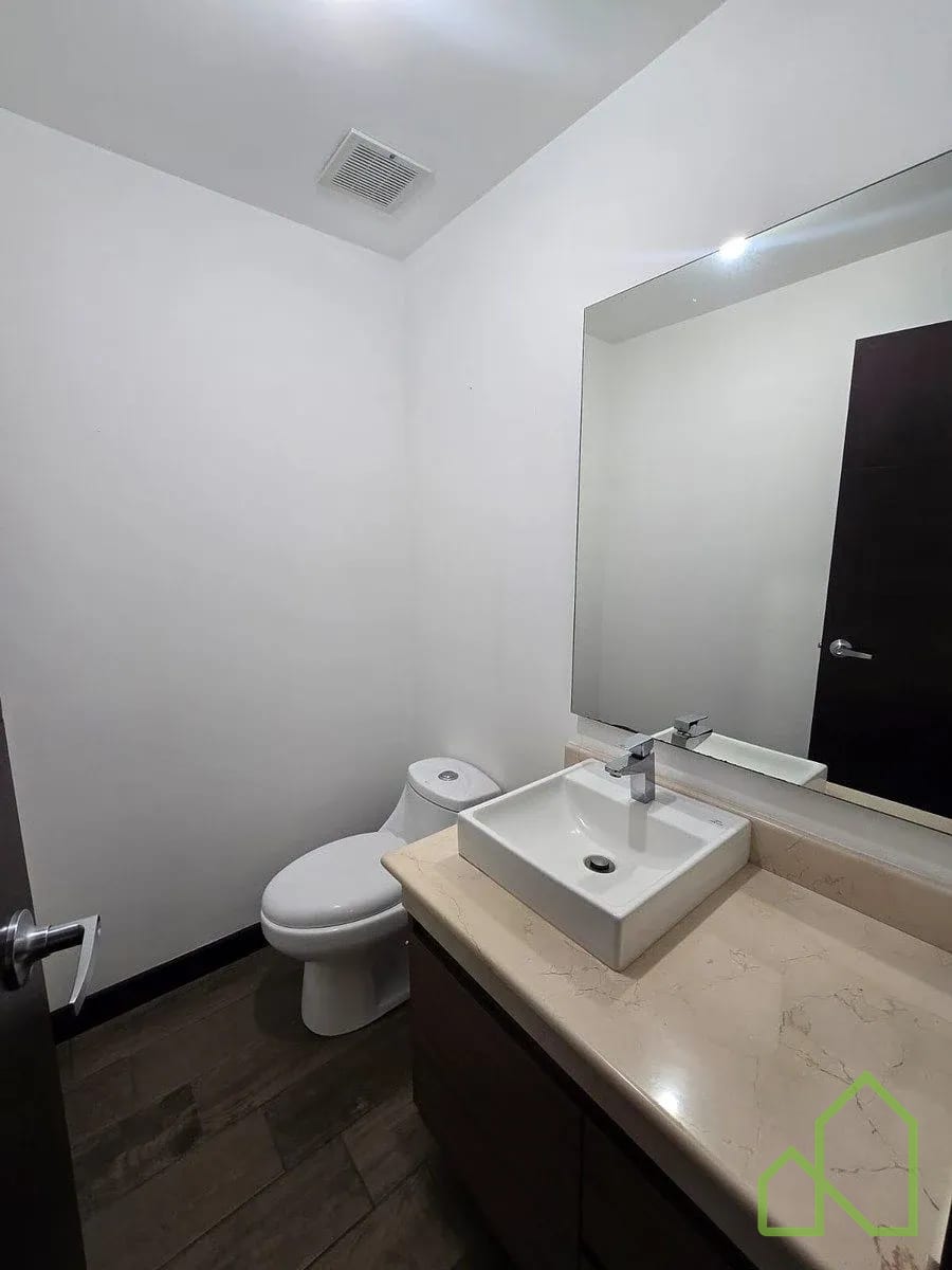 Amplio Apartamento en Renta o Venta en zona 10 — Apartamento en Venta en Verona, Zona 10, Guatemala, Ciudad — foto 8 de 9