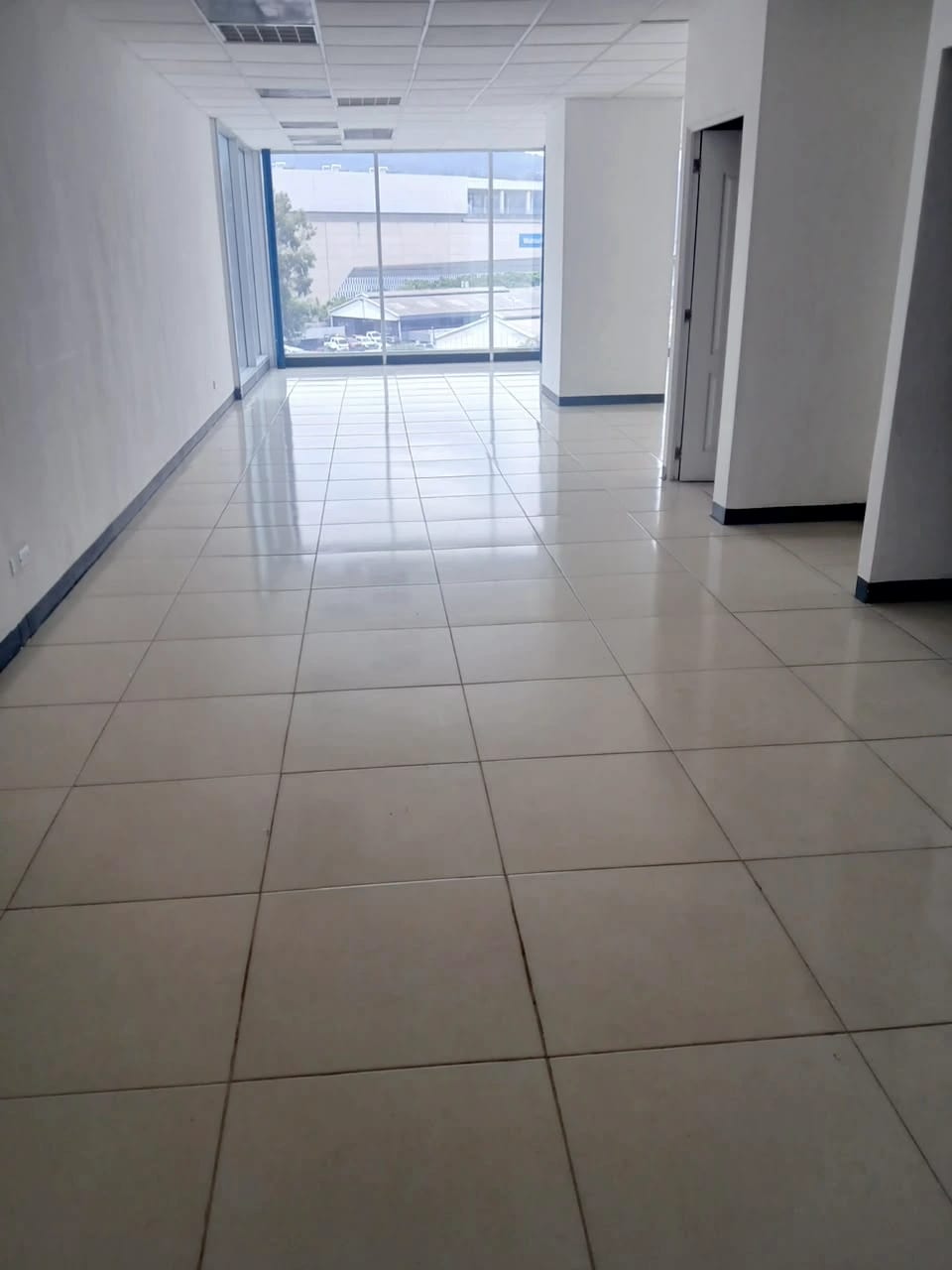 Oficina en Renta en Zona Pradera — Oficina en Alquiler en Zona Pradera, Zona 10, Guatemala, Ciudad — foto 2 de 5