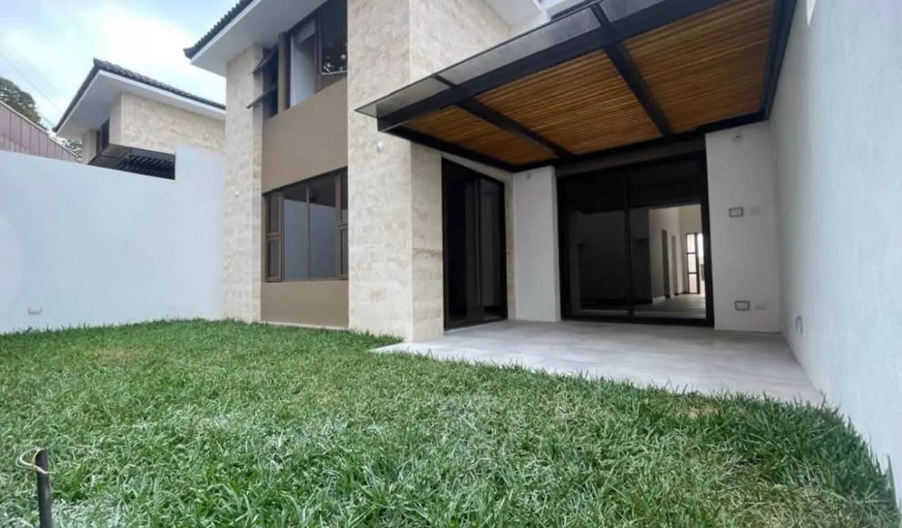 Amplia casa en renta de 4 habitaciones, Lomas de San Isidro — Casa en Alquiler en Lomas de San Isidro, Zona 16, Guatemala, Ciudad — foto 2 de 8