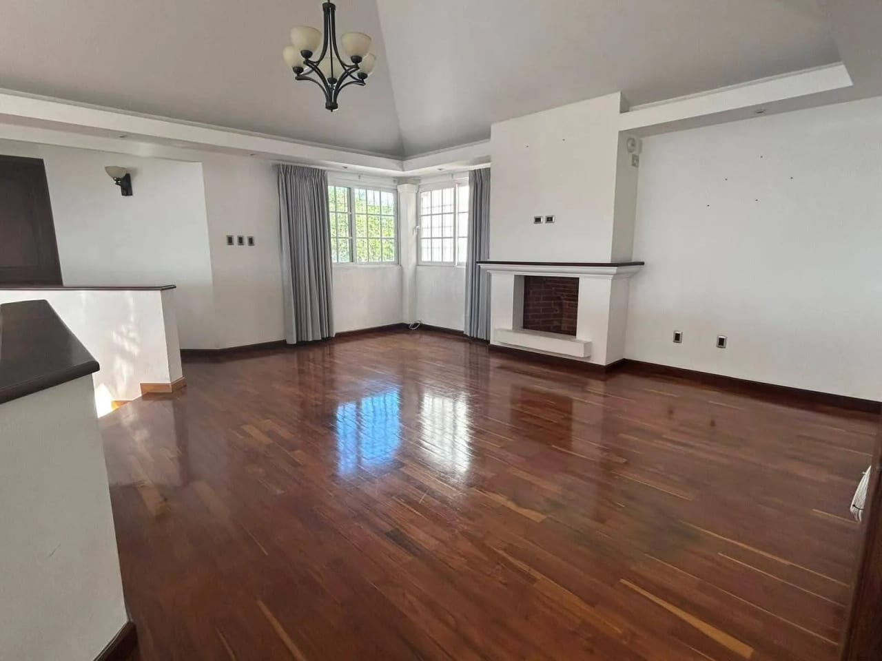Amplia e iluminada casa en venta y renta, La Montaña zona 16 — Casa en Venta en La Montaña, Zona 16, Guatemala, Ciudad — foto 3 de 9