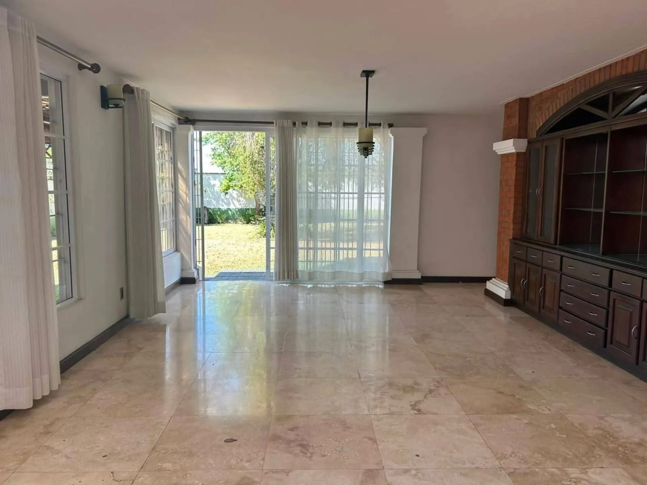 Amplia e iluminada casa en venta y renta, La Montaña zona 16 — Casa en Venta en La Montaña, Zona 16, Guatemala, Ciudad — foto 6 de 9