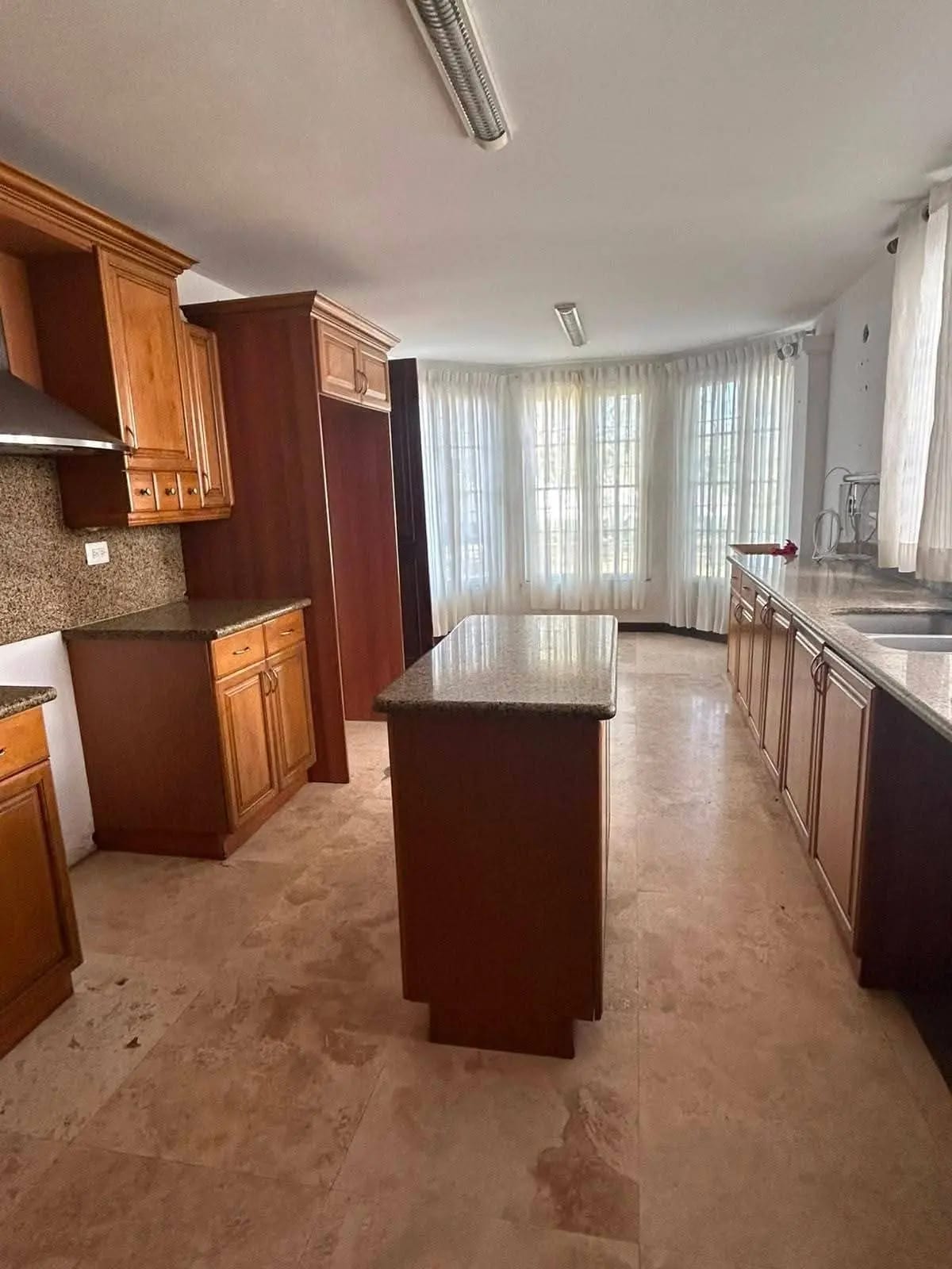 Amplia e iluminada casa en venta y renta, La Montaña zona 16 — Casa en Venta en La Montaña, Zona 16, Guatemala, Ciudad — foto 7 de 9