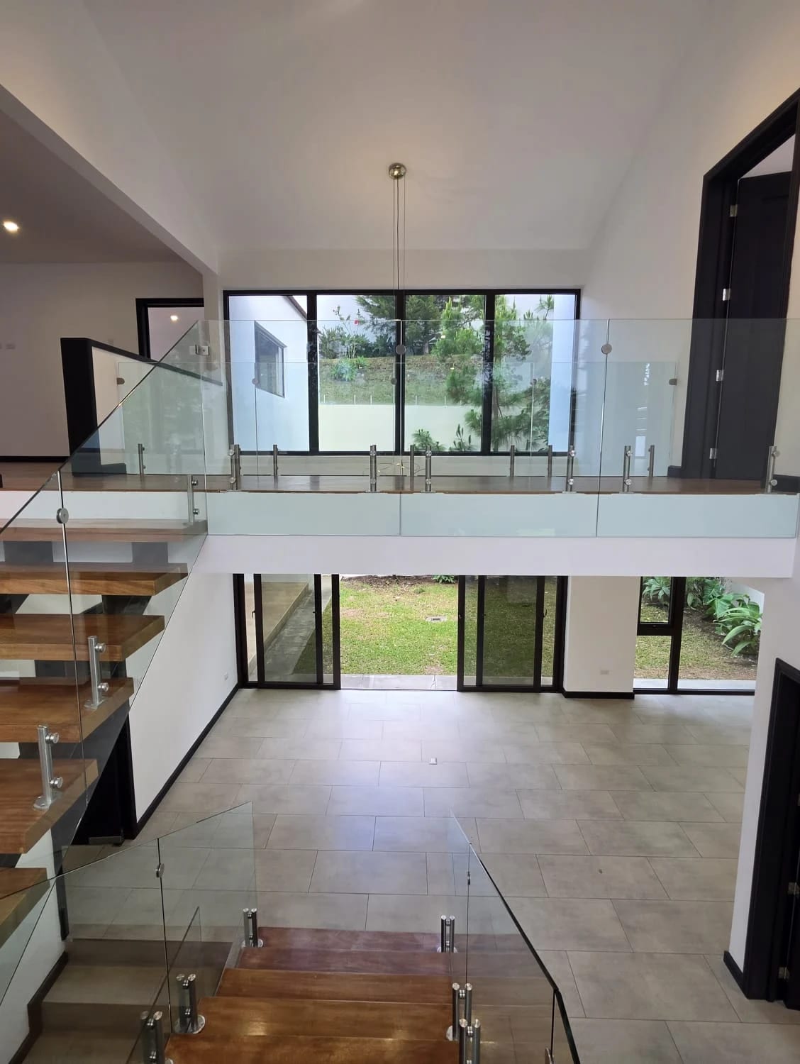 Exclusiva casa en venta, totalmente remodelada en Lomas de San Isidro — Casa en Venta en Lomas de San Isidro, Zona 16, Guatemala, Ciudad — foto 2 de 17