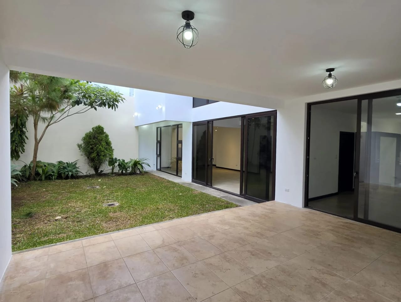 Exclusiva casa en venta, totalmente remodelada en Lomas de San Isidro — Casa en Venta en Lomas de San Isidro, Zona 16, Guatemala, Ciudad — foto 15 de 17