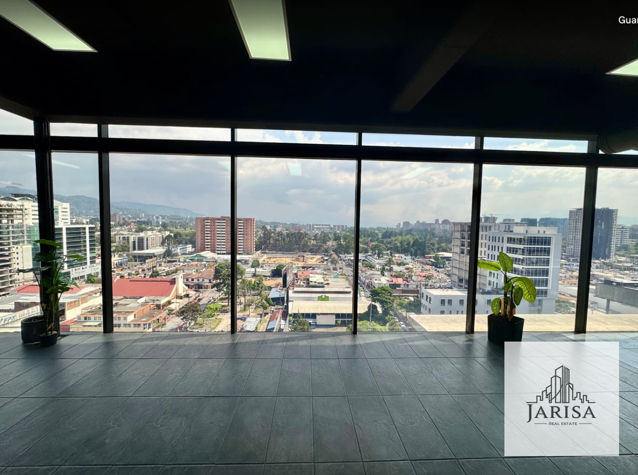 Amplia Oficina Zona 10 con Lindas Vistas — Oficina en Alquiler en Zona 10, Guatemala, Ciudad — foto 2 de 14