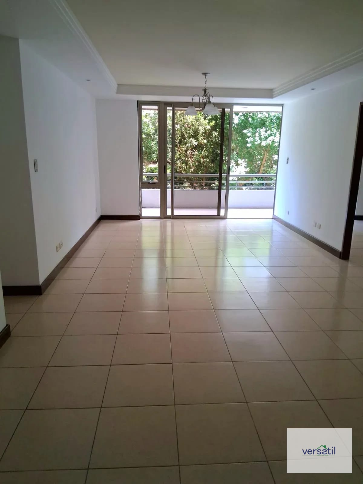Lindo y amplio Apartamento en alquiler 3 habitaciones — Apartamento en Alquiler en Jardines del Acueducto, Zona 10, Guatemala, Ciudad — foto 1 de 11