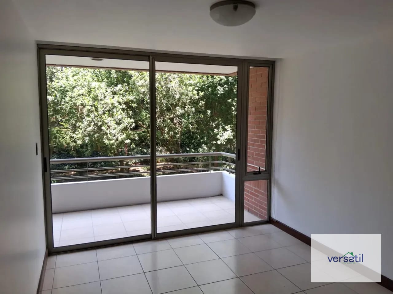 Lindo y amplio Apartamento en alquiler 3 habitaciones — Apartamento en Alquiler en Jardines del Acueducto, Zona 10, Guatemala, Ciudad — foto 9 de 11