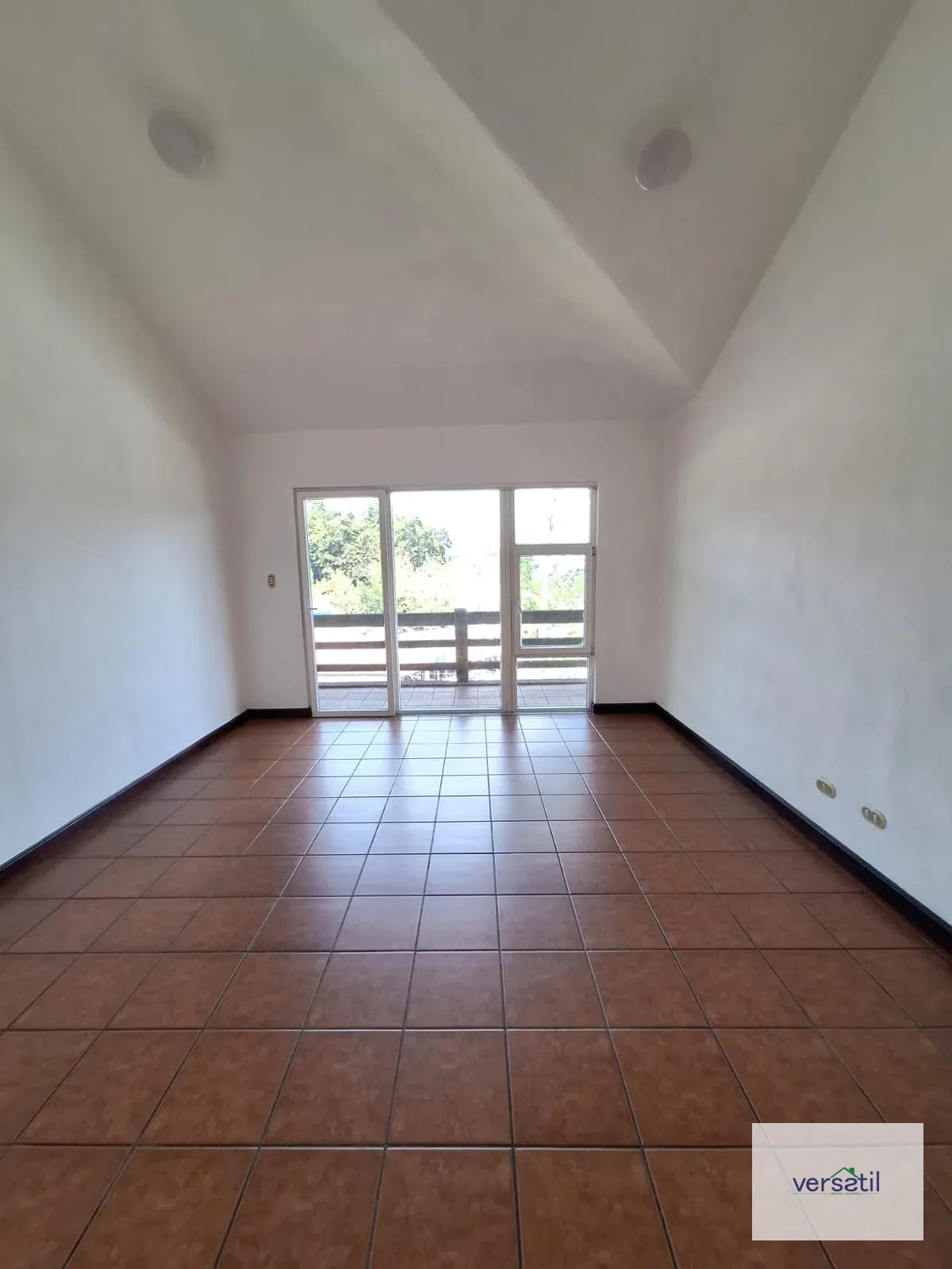 Hermosa casa de 4 habitaciones y gran Jardín !!! Alquiler — Casa en Alquiler en Villas del Campo, Carretera a El Salvador, Guatemala, Ciudad — foto 9 de 12