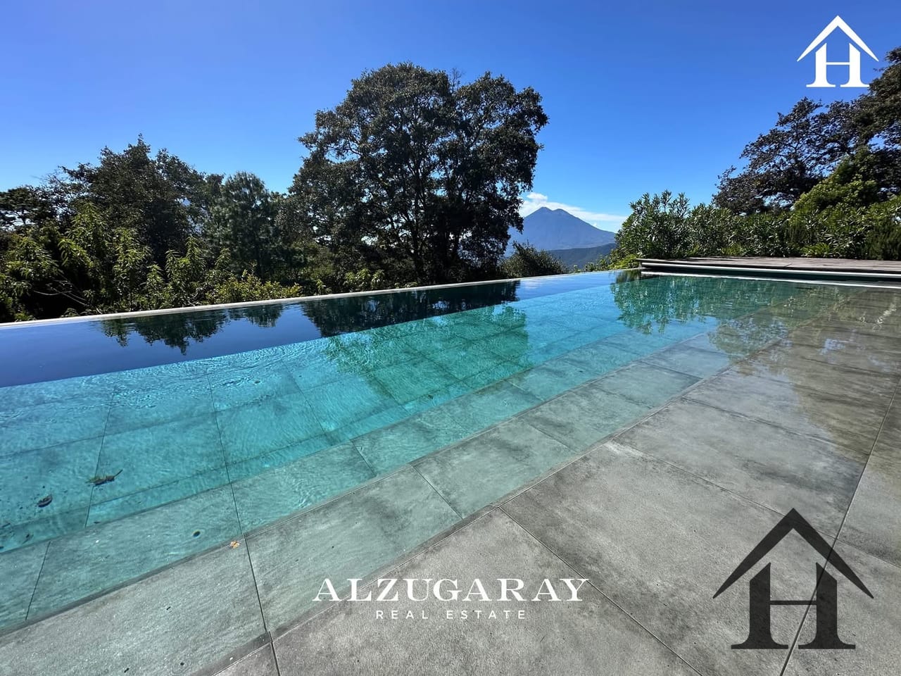 Casa de revista en Antigua, El Hato / 22,300 Vrs2 — Casa en Venta en Antigua, Sacatepéquez — foto 2 de 13