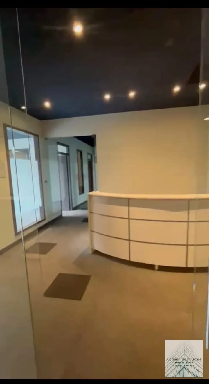 Oficina en Centro Comercial Los Próceres — Oficina en Alquiler en Zona 10, Guatemala, Ciudad — foto 1 de 12