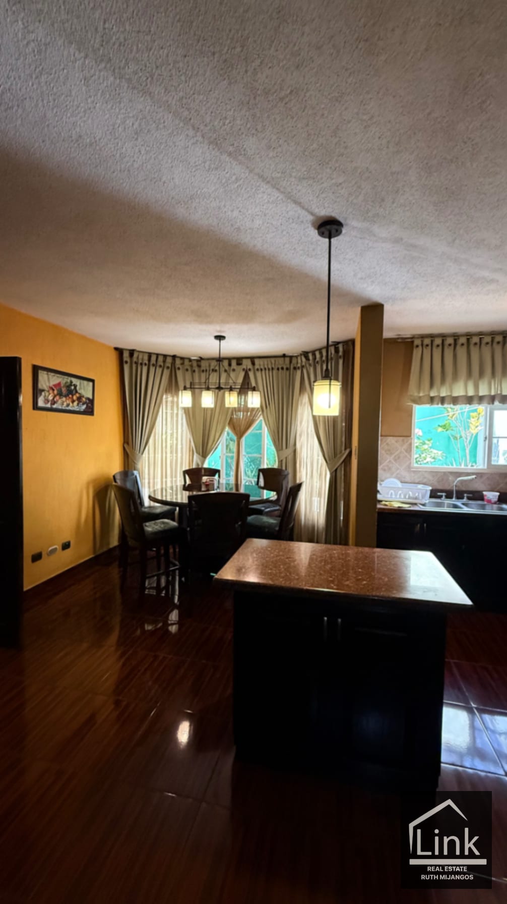 Preciosa Casa en Venta zona 8 de Mixco Condominio VISTA AL VALLE ORIENTE — Casa en Venta en Pinares de San Cristobal, Zona 8 Mixco, Guatemala, Ciudad — foto 5 de 14