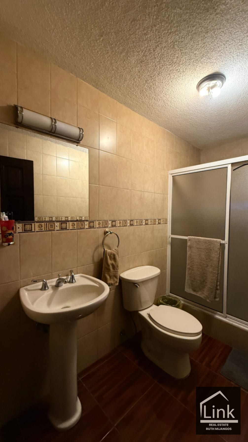Preciosa Casa en Venta zona 8 de Mixco Condominio VISTA AL VALLE ORIENTE — Casa en Venta en Pinares de San Cristobal, Zona 8 Mixco, Guatemala, Ciudad — foto 8 de 14