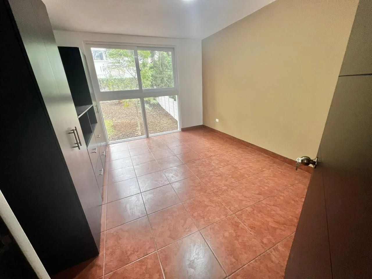 Casa Grande Amplio Jardin KM 18 Carr a Pavon Arrazola Panorama — Casa en Alquiler en Carretera a El Salvador, Guatemala, Ciudad — foto 2 de 9