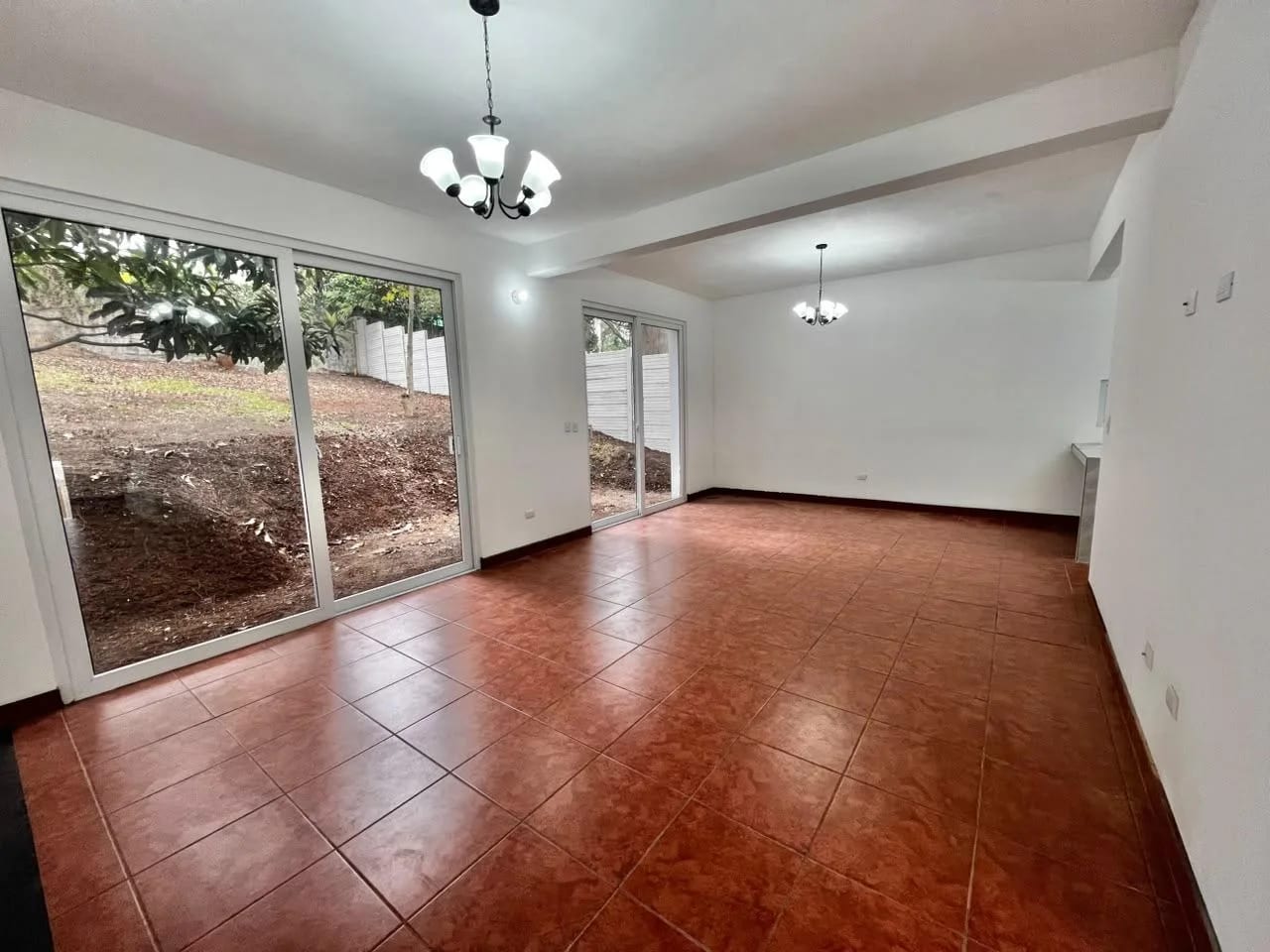 Casa Grande Amplio Jardin KM 18 Carr a Pavon Arrazola Panorama — Casa en Alquiler en Carretera a El Salvador, Guatemala, Ciudad — foto 1 de 9