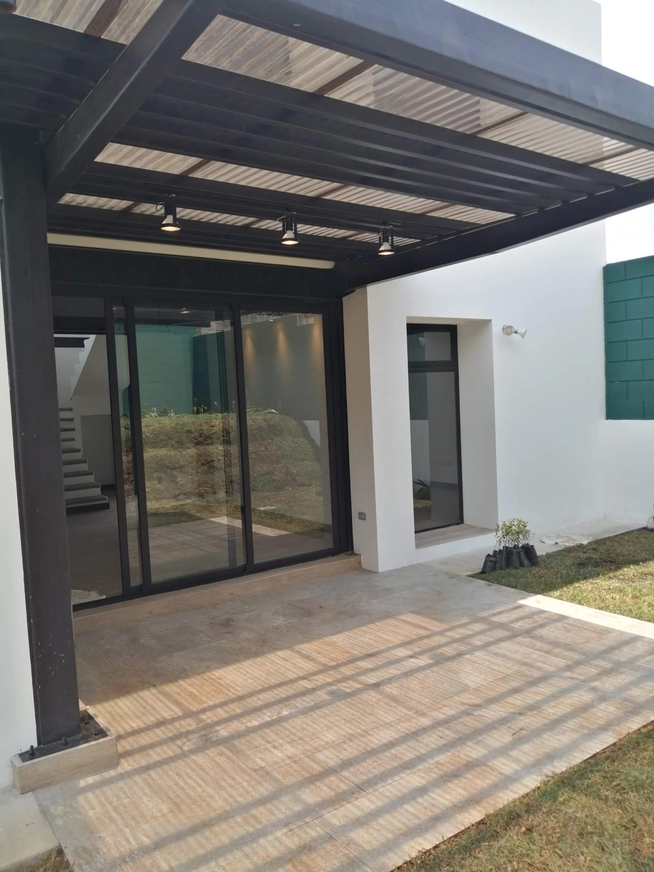 Casa Moderna Tipo Loft KM 19 Carr a Fraijanes Cond Marias del Sol — Casa en Alquiler en Marias del Sol, Carretera a El Salvador, Guatemala, Ciudad — foto 4 de 12