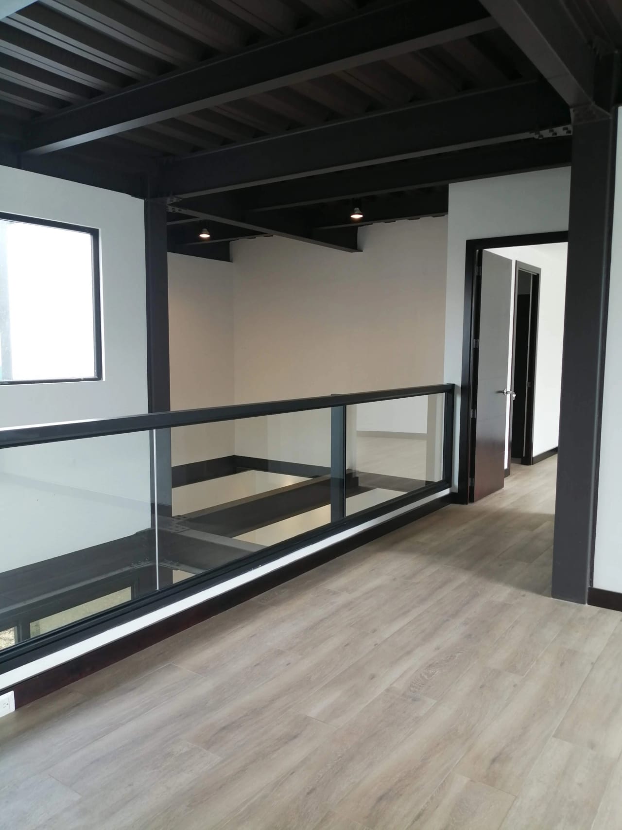 Casa Moderna Tipo Loft KM 19 Carr a Fraijanes Cond Marias del Sol — Casa en Alquiler en Marias del Sol, Carretera a El Salvador, Guatemala, Ciudad — foto 5 de 12