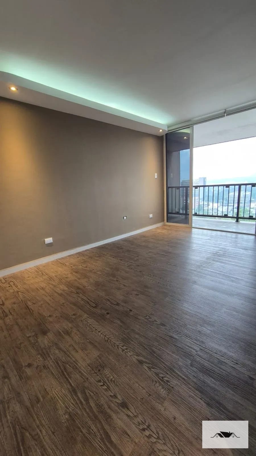 En Renta o Venta Amplio Apartamento Remodelado Zona 10 — Apartamento en Alquiler en Ciudad Vieja, Zona 10, Guatemala, Ciudad — foto 13 de 16