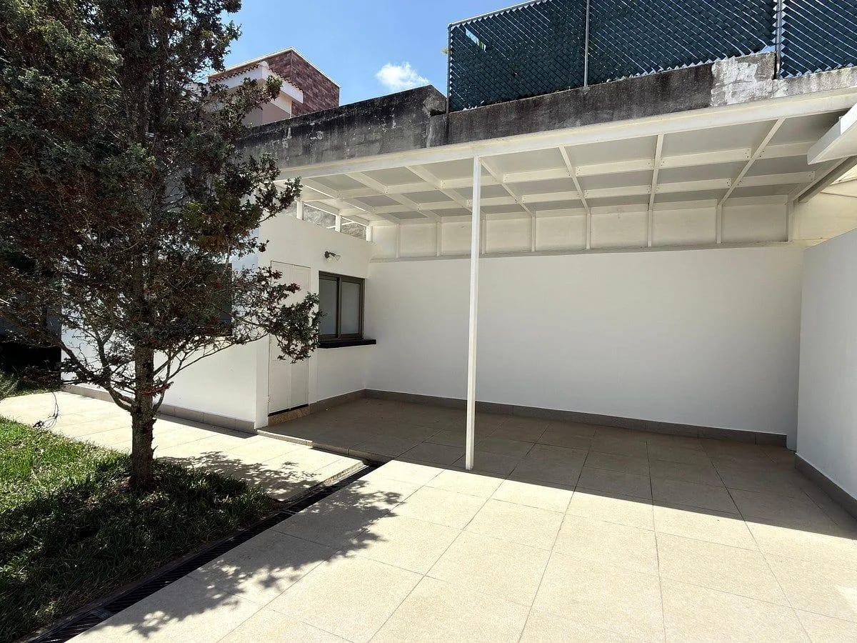 Casa con Jardín Amplio en Jardines de San Isidro, Zona 16 — en Alquiler — Casa en Alquiler en Jardines de San Isidro, Zona 16, Guatemala, Ciudad — foto 3 de 17