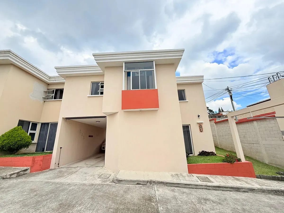 Casa amplia en condominio - Balcones de San Cristóbal - en Venta — Casa en Venta en Zona 8 Mixco, Guatemala, Ciudad — foto 1 de 13