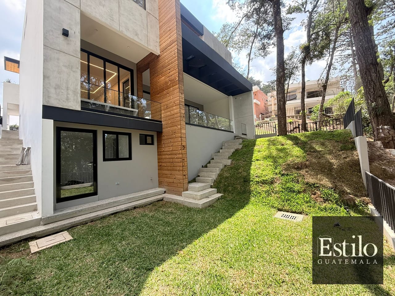 Preciosa Casa En Venta Z.16 — Casa en Venta en Zona 16, Guatemala, Ciudad — foto 2 de 17