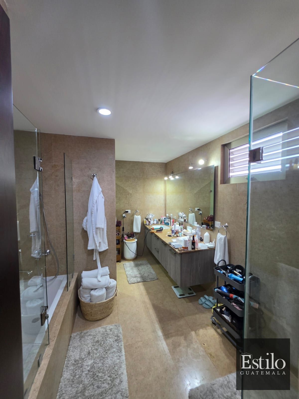Precioso Apartamento Con Balcón — Apartamento en Alquiler en Santa Sofía, Zona 10, Guatemala, Ciudad — foto 4 de 13