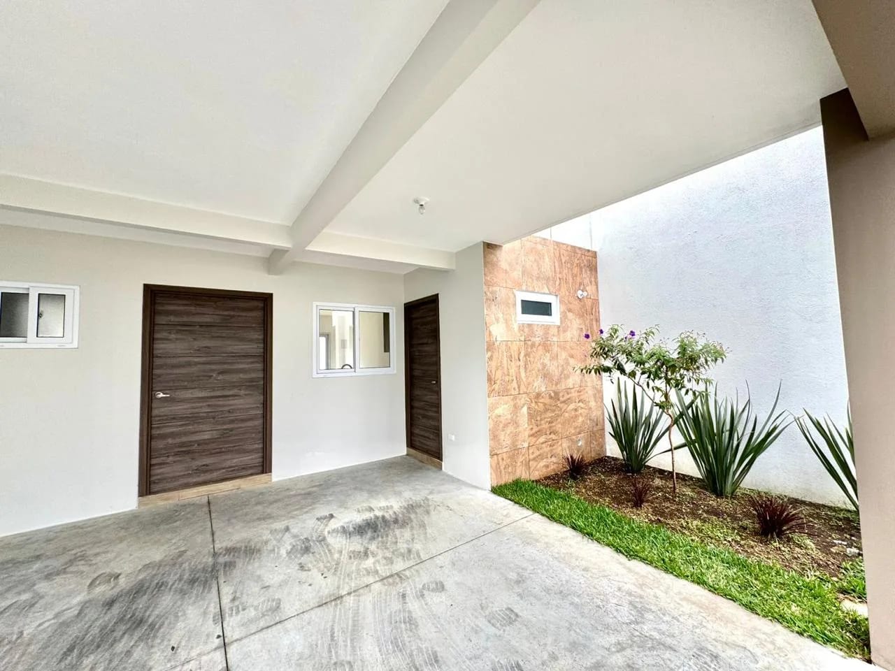 Linda casa en venta para estrenar en Bosques de Santa Elena. — Casa en Venta en Carretera a El Salvador, Guatemala, Ciudad — foto 2 de 8