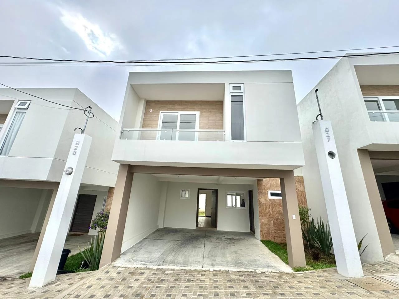 Linda casa en venta para estrenar en Bosques de Santa Elena. — Casa en Venta en Carretera a El Salvador, Guatemala, Ciudad — foto 1 de 8