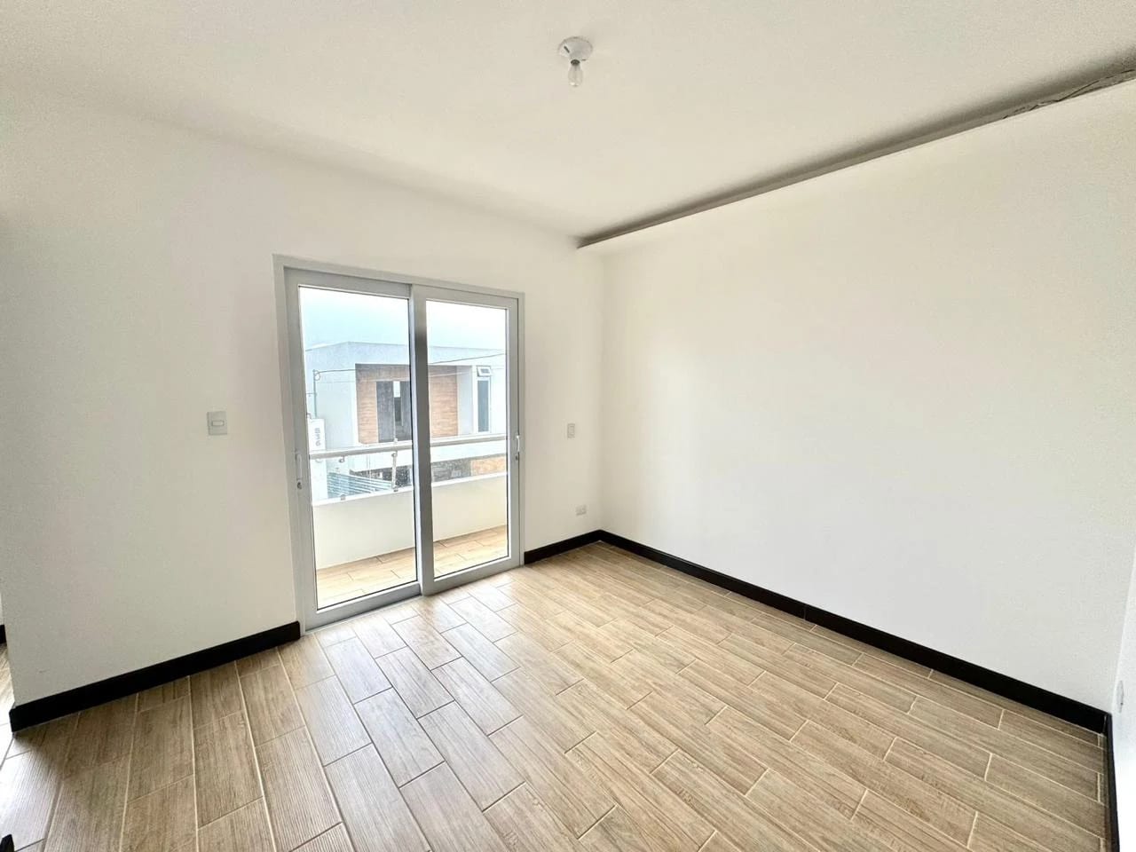 Linda casa en venta para estrenar en Bosques de Santa Elena. — Casa en Venta en Carretera a El Salvador, Guatemala, Ciudad — foto 5 de 8