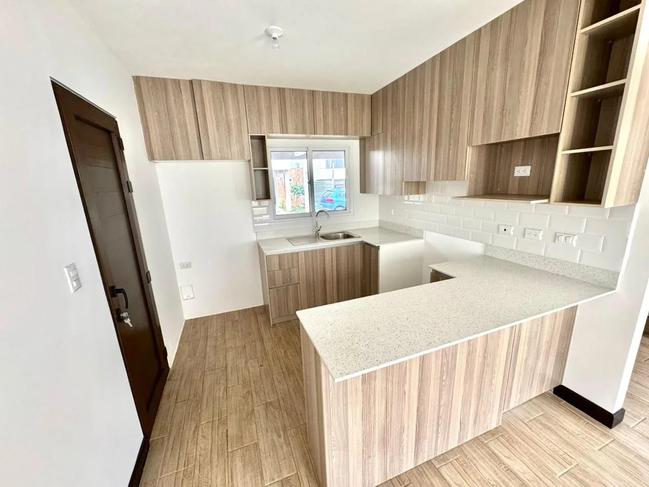 Linda casa en venta para estrenar en Bosques de Santa Elena. — Casa en Venta en Carretera a El Salvador, Guatemala, Ciudad — foto 6 de 8