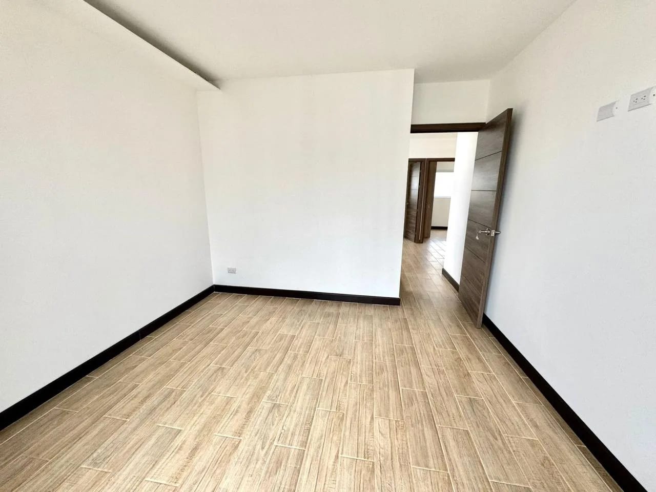 Linda casa en venta para estrenar en Bosques de Santa Elena. — Casa en Venta en Carretera a El Salvador, Guatemala, Ciudad — foto 7 de 8