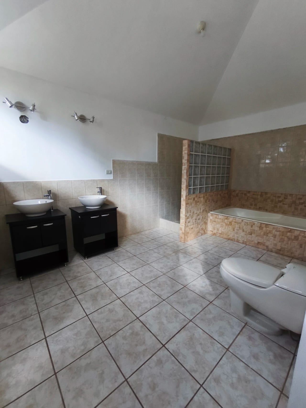 Hermosa Casa en Venta, Lomas de San Rafael, Km. 16.5 CAES — Casa en Venta en Lomas de San Rafael, Carretera a El Salvador, Guatemala, Ciudad — foto 5 de 12